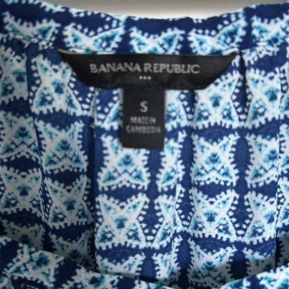 Banana Republic three quarter sleeve blouse. - Picture 2 of 4